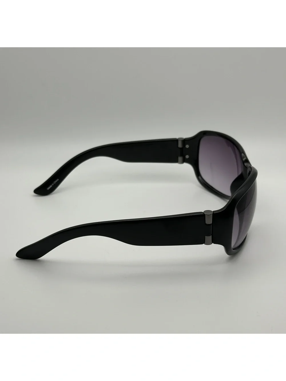 Liz Claiborne Black Oversized Sunglasses with Gradient Lenses